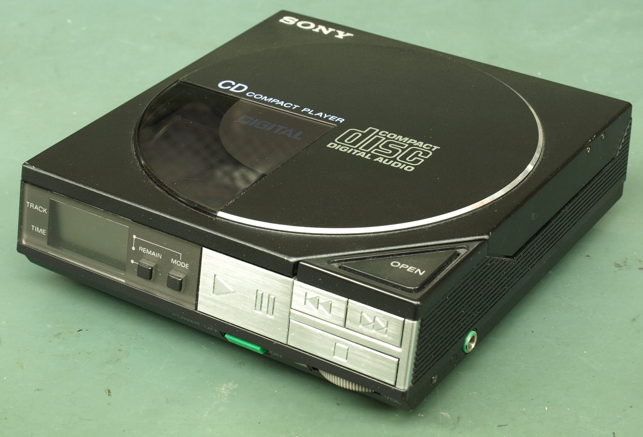 Lancement du premier lecteur de CD portable Sony Discman - Tech-Time