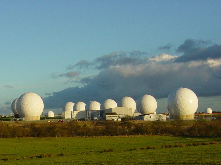 Station d'interception du Réseau Echelon à Menwith Hill (Royaume-Uni)